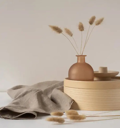 Ambiente decorado com um vaso com toalha